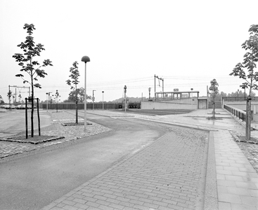 883776 Gezicht op het plein voor het N.S.-station Utrecht Lunetten aan het Furkaplateau te Utrecht.